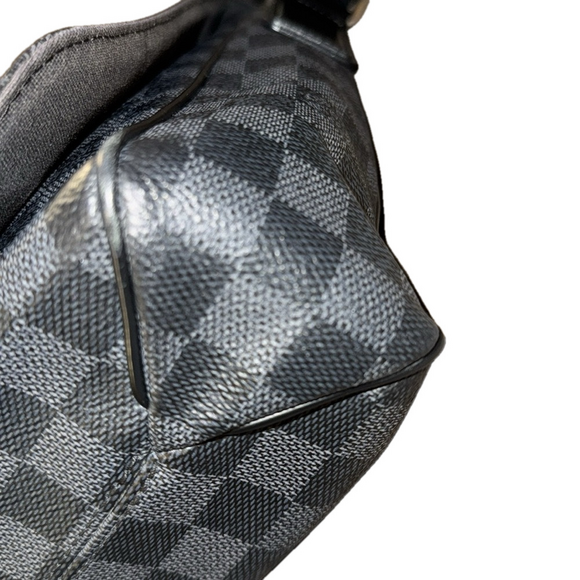 LOUIS VUITTON Damier Graphite MM Messenger Bag - Picture 7 of 13